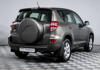 Подержанный автомобиль Toyota RAV4 2011 года (5 фото)