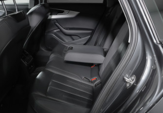 Подержанный автомобиль Audi A4 Sedan 2020 года (10 фото)