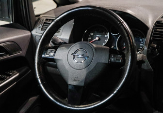 Подержанный автомобиль Opel Zafira Compactvan 2011 года (12 фото)
