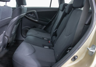 Подержанный автомобиль Toyota RAV4 2010 года (11 фото)