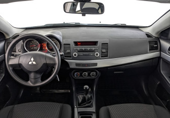 Подержанный автомобиль Mitsubishi Lancer Sedan 2011 года (14 фото)