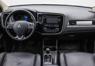 Подержанный автомобиль Mitsubishi Outlander 2015 года (13 фото)