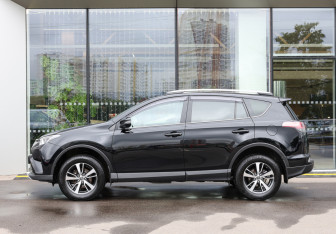 Подержанный автомобиль Toyota RAV4 2018 года (8 фото)