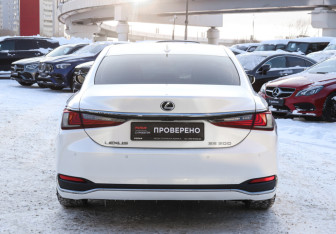 Подержанный автомобиль Lexus ES 2021 года (6 фото)