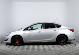Подержанный автомобиль Opel Astra Sedan 2013 года (8 фото)