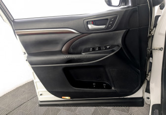 Подержанный автомобиль Toyota Highlander 2015 года (18 фото)