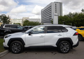 Подержанный автомобиль Toyota RAV4 2025 года (6 фото)