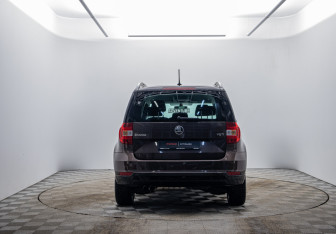 Подержанный автомобиль Skoda Yeti 2017 года (6 фото)