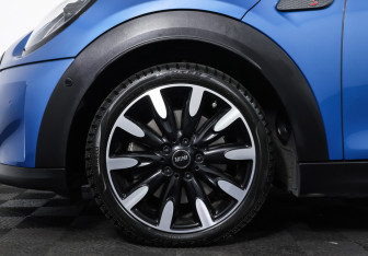 Подержанный автомобиль MINI Hatch 2021 года (27 фото)