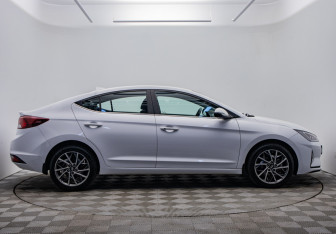 Подержанный автомобиль Hyundai Elantra Sedan 2019 года (6 фото)