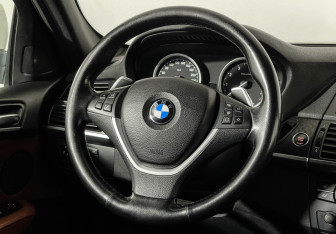 Подержанный автомобиль BMW X6 2011 года (15 фото)