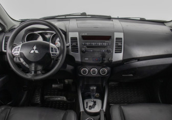 Подержанный автомобиль Mitsubishi Outlander 2008 года (13 фото)