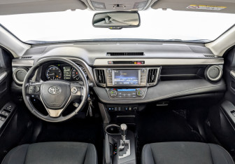 Подержанный автомобиль Toyota RAV4 2017 года (14 фото)