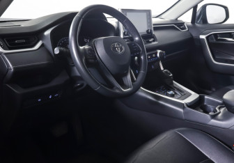Подержанный автомобиль Toyota RAV4 2021 года (14 фото)