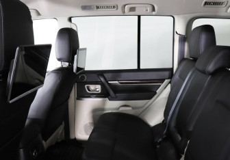 Подержанный автомобиль Mitsubishi Pajero 2019 года (15 фото)