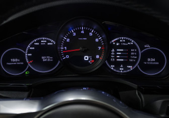 Подержанный автомобиль Porsche Cayenne 2019 года (16 фото)