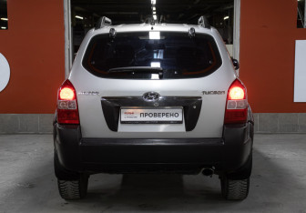 Подержанный автомобиль Hyundai Tucson 2005 года (6 фото)
