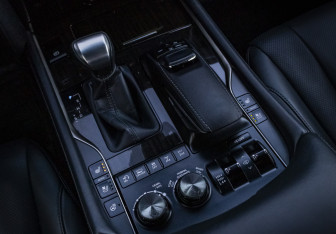 Подержанный автомобиль Lexus LX 2016 года (24 фото)