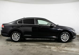 Подержанный автомобиль Volkswagen Passat Sedan 2017 года (4 фото)