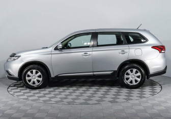 Подержанный автомобиль Mitsubishi Outlander 2015 года (3 фото)
