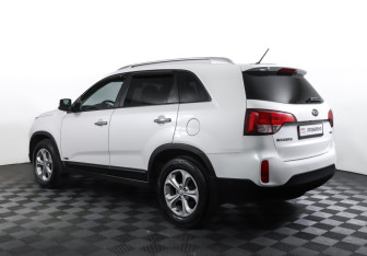 Подержанный автомобиль Kia Sorento 2014 года (7 фото)
