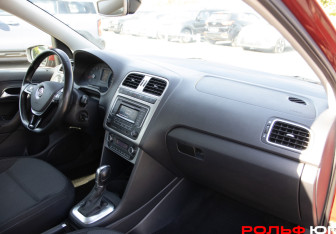 Подержанный автомобиль Volkswagen Polo Sedan 2015 года (7 фото)