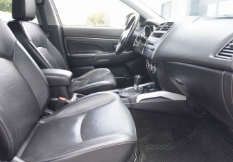 Подержанный автомобиль Mitsubishi ASX 2011 года (11 фото)