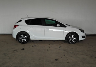 Подержанный автомобиль Opel Astra Hatchback 2013 года (7 фото)