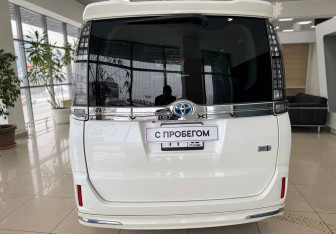 Подержанный автомобиль Toyota Voxy Minivan 2014 года (7 фото)