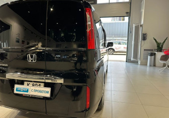 Подержанный автомобиль Honda Stepwgn 2017 года (11 фото)