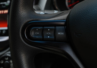 Подержанный автомобиль Honda Fit 2012 года (17 фото)