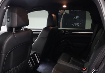 Подержанный автомобиль Porsche Cayenne 2012 года (10 фото)