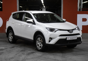 Подержанный автомобиль Toyota RAV4 2016 года (3 фото)
