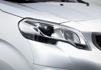 Подержанный автомобиль Peugeot Traveller 2017 года (16 фото)