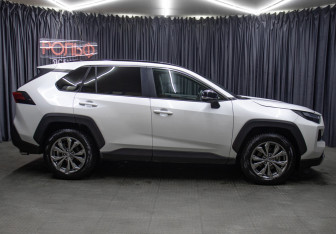 Подержанный автомобиль Toyota RAV4 2024 года (4 фото)