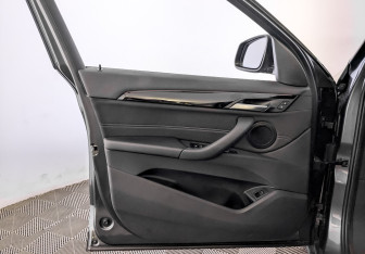 Подержанный автомобиль BMW X1 2017 года (19 фото)