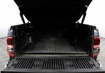 Подержанный автомобиль Toyota Hilux 2014 года (10 фото)