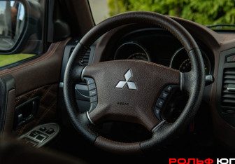 Подержанный автомобиль Mitsubishi Pajero 2012 года (11 фото)