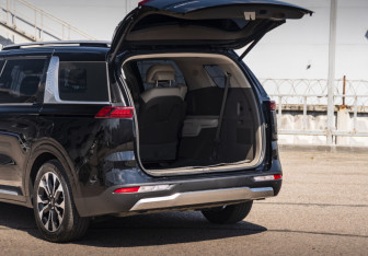 Подержанный автомобиль Kia Carnival 2021 года (2 фото)