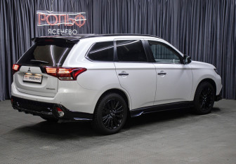 Подержанный автомобиль Mitsubishi Outlander 2022 года (5 фото)