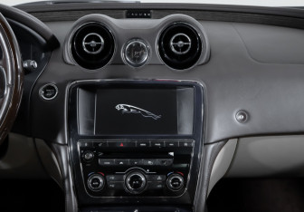 Подержанный автомобиль Jaguar XJ 2013 года (13 фото)