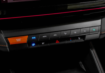 Подержанный автомобиль Changan UNI-V 2023 года (17 фото)