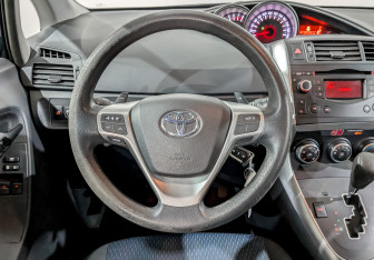 Подержанный автомобиль Toyota Verso 2014 года (21 фото)