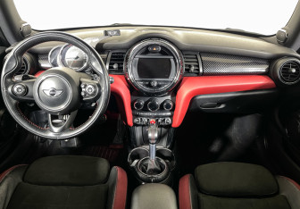 Подержанный автомобиль MINI Hatch 2016 года (12 фото)