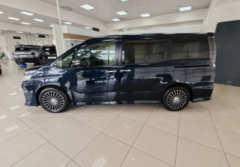 Подержанный автомобиль Toyota Voxy Minivan 2015 года (8 фото)