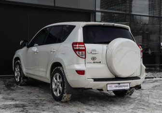 Подержанный автомобиль Toyota RAV4 2011 года (6 фото)