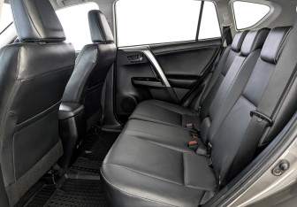 Подержанный автомобиль Toyota RAV4 2017 года (18 фото)