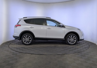 Подержанный автомобиль Toyota RAV4 2019 года (4 фото)