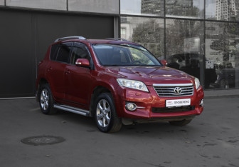 Подержанный автомобиль Toyota RAV4 2010 года (3 фото)