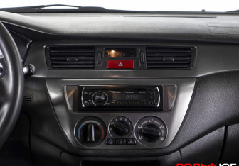 Подержанный автомобиль Mitsubishi Lancer Sedan 2009 года (14 фото)